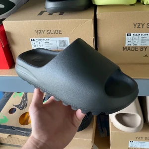 Svarta YZY Slide från Adidas - Säljer ett par svarta YZY Slide från Adidas. Har använts typ 3 gånger men är i super bra skick kom privat om du vill se under tofflan. Köpte för 1600kr