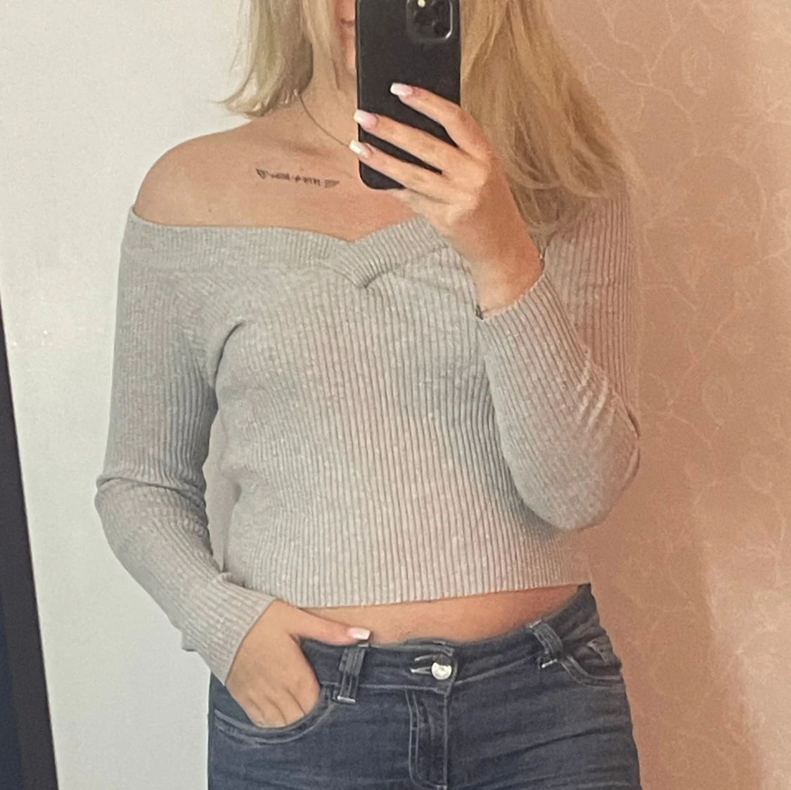 Grå ribbad offshoulder tröja