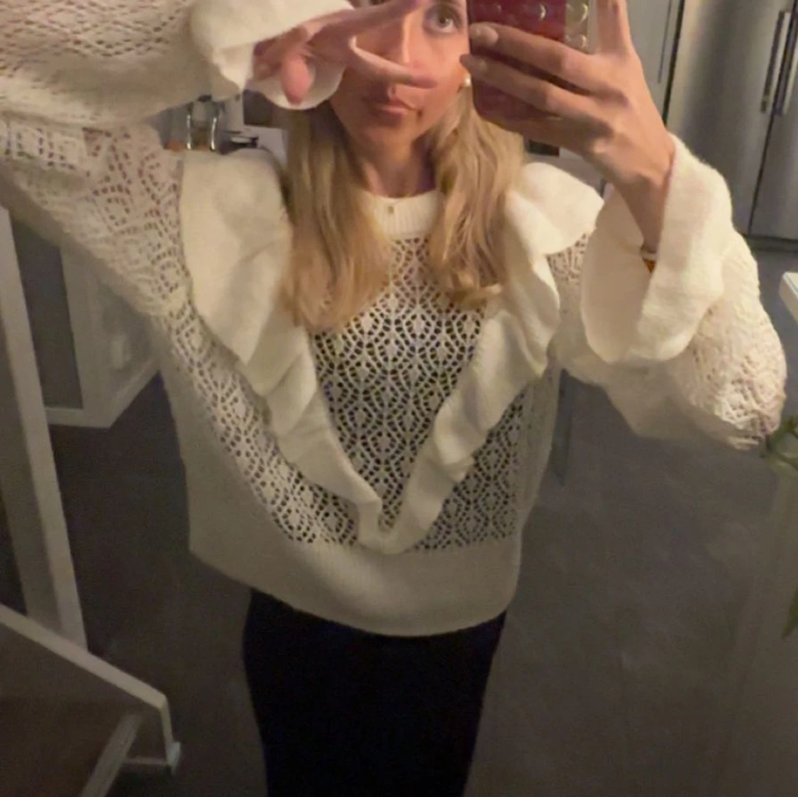 Vit spetsblus med volanger