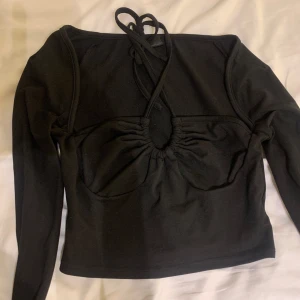 Långärmad tröja - Långärmad tröja med snören som knyts runt halsen. Använd 1 gång 