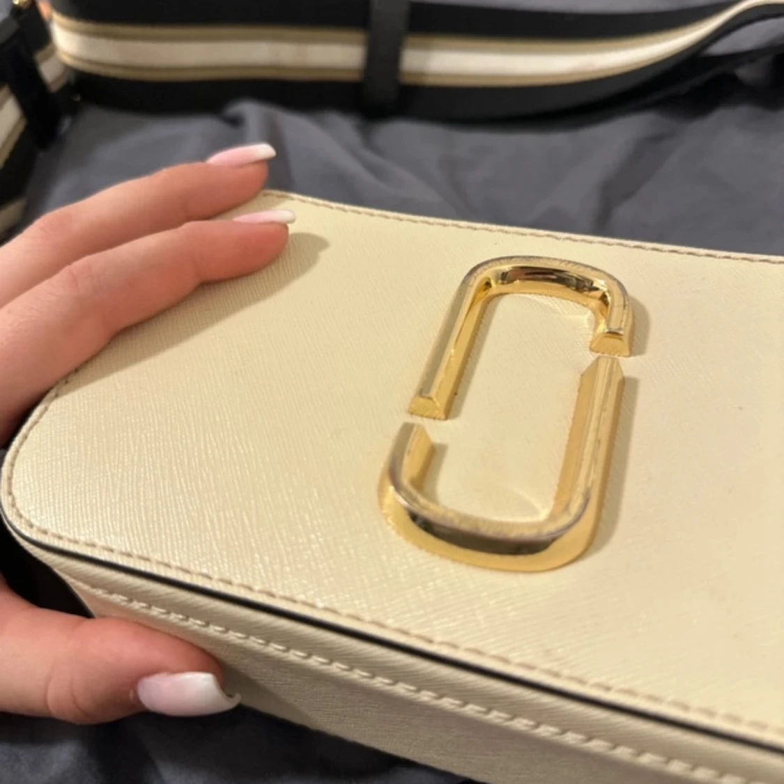 Beige och svart axelväska från Marc Jacobs Snapshot - 90