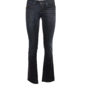 Bootcut jeans från G-Star - Snygga bootcut jeans från G-Star med låg midja. Väldigt bra skick!  Storlek 26/32 där Midjemåttet är 69cm och innerbenslängden är 79cm. Jeansen passar bra på mig som är ca.166cm. Skriv gärna för fler frågor, svarar snabbt!