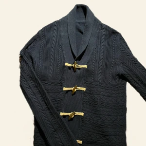 Fet cardigan - Säljer sjukt fet cardigan/kofta! Denna är riktigt skön och unik.