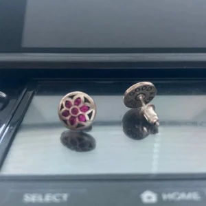 Good Art Earrings - Snygga örhängen med ett blommönster i rosa och silver. Perfekta för att ge en färgklick till din outfit. De har en rund form och är lätta att bära. Haven’t worn them.