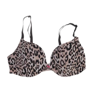 Leopardmönstrad push-up bh från Victoria's Secret - Snygg leopardmönstrad push-up bh från Victoria's Secret PINK. Den har justerbara svarta axelband och en rosa insida som ger en fin kontrast. Perfekt för att ge extra stöd och form.