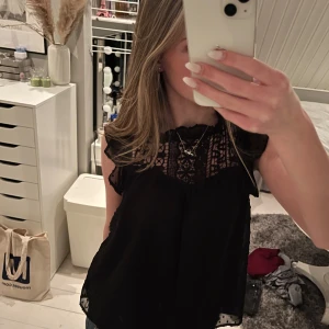 Blus - Så så fin blus med volanger o spets!! Passar till både skola och annat! Skriv för frågor och mer