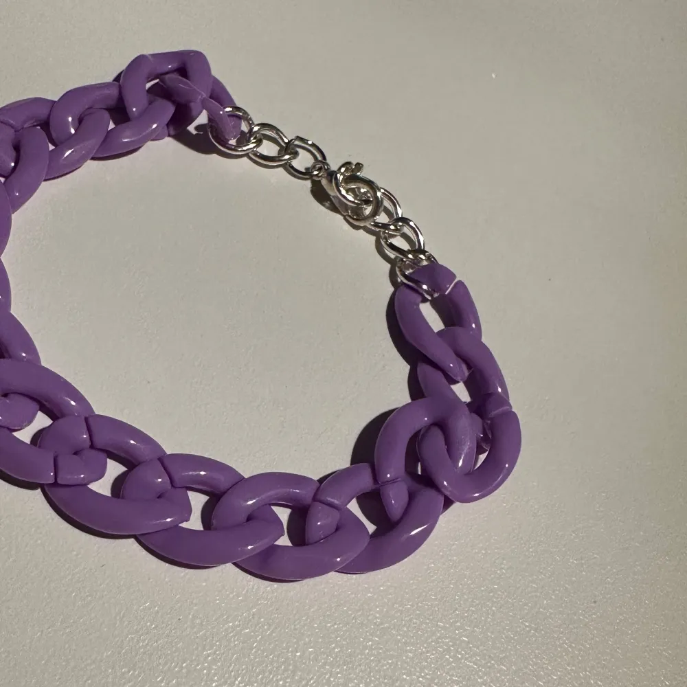 Snyggt lila armband med en chunky kedjedesign. Armbandet har en silverfärgad låsning som ger en fin kontrast till den lila färgen.💜Använd gärna ”köp nu”!🔮. Asusteet.