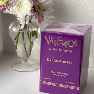 Versace pour femme Dylan Purple Eau de Parfum - Versace pour femme Dylan Purple Eau de Parfum i en oöppnad förpackning. Flaskan innehåller 50 ml av en lyxig doft som kombinerar fruktiga och blommiga noter för en sofistikerad och feminin upplevelse. Endast seriösa köpare.