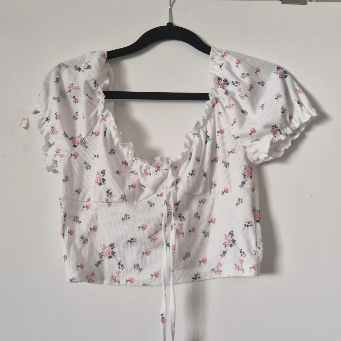 Vit blommig croppad topp