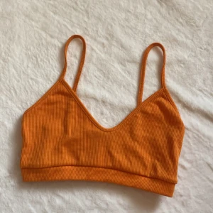 Topp nly trend - Säljer denna somriga bh ifrån Nly trend, köpt 2021 knappt använd 