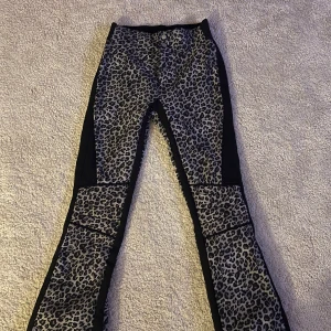 Skidbyxor från 8848 altitude - Jätte fina skidbyxor med bootcut i storlek 160 från 8848 altitude. Jättefint skick och bara använda 2 gånger, då jag säljer dom för att de är lite för små. Dragkedja ner till vid byxan bak. 