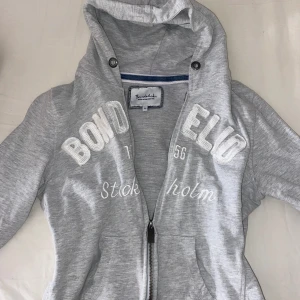 Sthlmstil zip up hood❤️☺️ - Super gullig zip up hoodie från bondelid. Den är varsamt använd och har inga defekter eller liknande, den är i tight fit så den är typ som en s eller xs. Kontakta mig om köp eller frågor❤️☺️😌