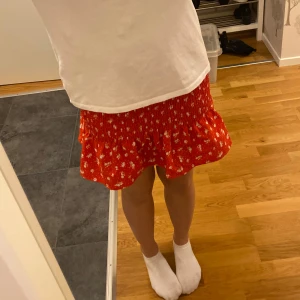 Kjol - Säljer min jätte fina kjol! Säljer då de inte kommer till användning, endast använd ett fåtal gånger💕 Från H&M divided i storlek XS, man kan ha den både hög och lågmidjade beroende på hur lång man vill ha den💖Skriv gärna om du har frågor eller vill ha fler bilder💕
