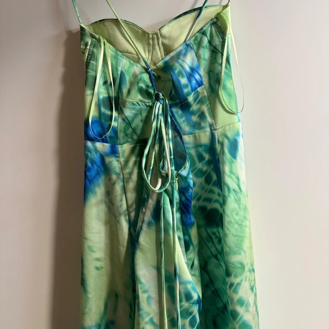 Grön och blå klänning med mönster - 91