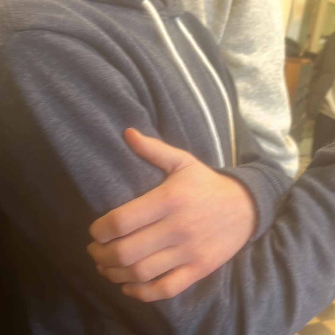 Mörkblå hoodie med dragkedja