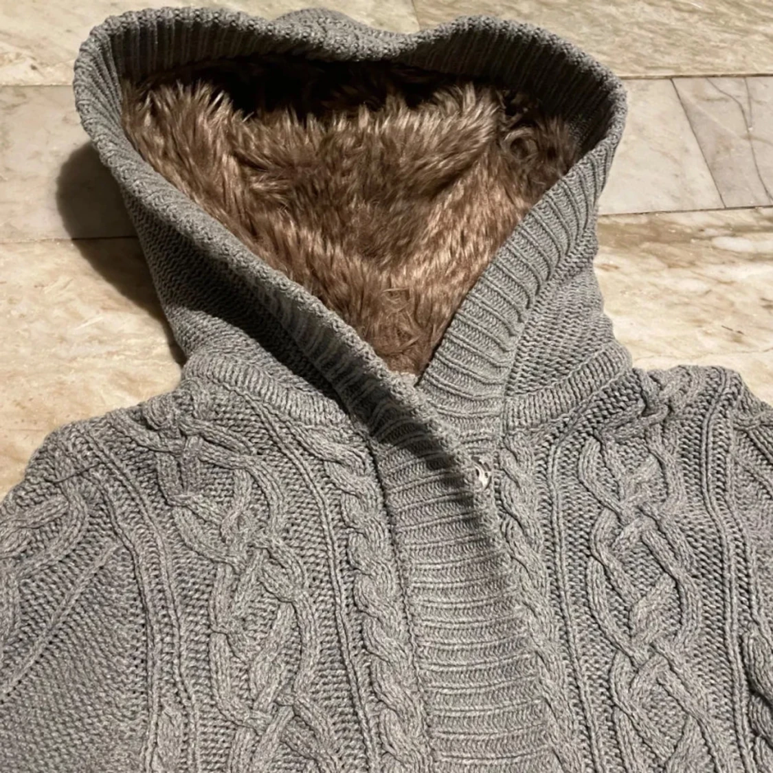 Grå stickad cardigan - 1