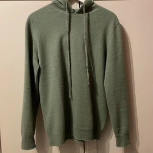 Merinoull hoodie - Säljer nu denna riktigt feta merinoull hoodie. Riktigt skön och snygg färg på den. TAR BYTEN!!!!