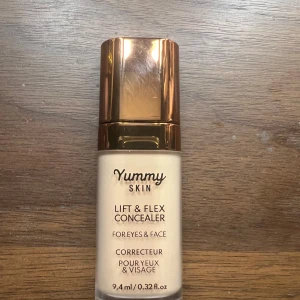 Yummy Skin Lift & Flex Concealer - Yummy Skin Lift & Flex Concealer för ögon och ansikte. Kommer i en elegant flaska med guldlock och en praktisk applikator. Innehåller 9.4 ml. 2/3 kvar! Nypris: 426kr