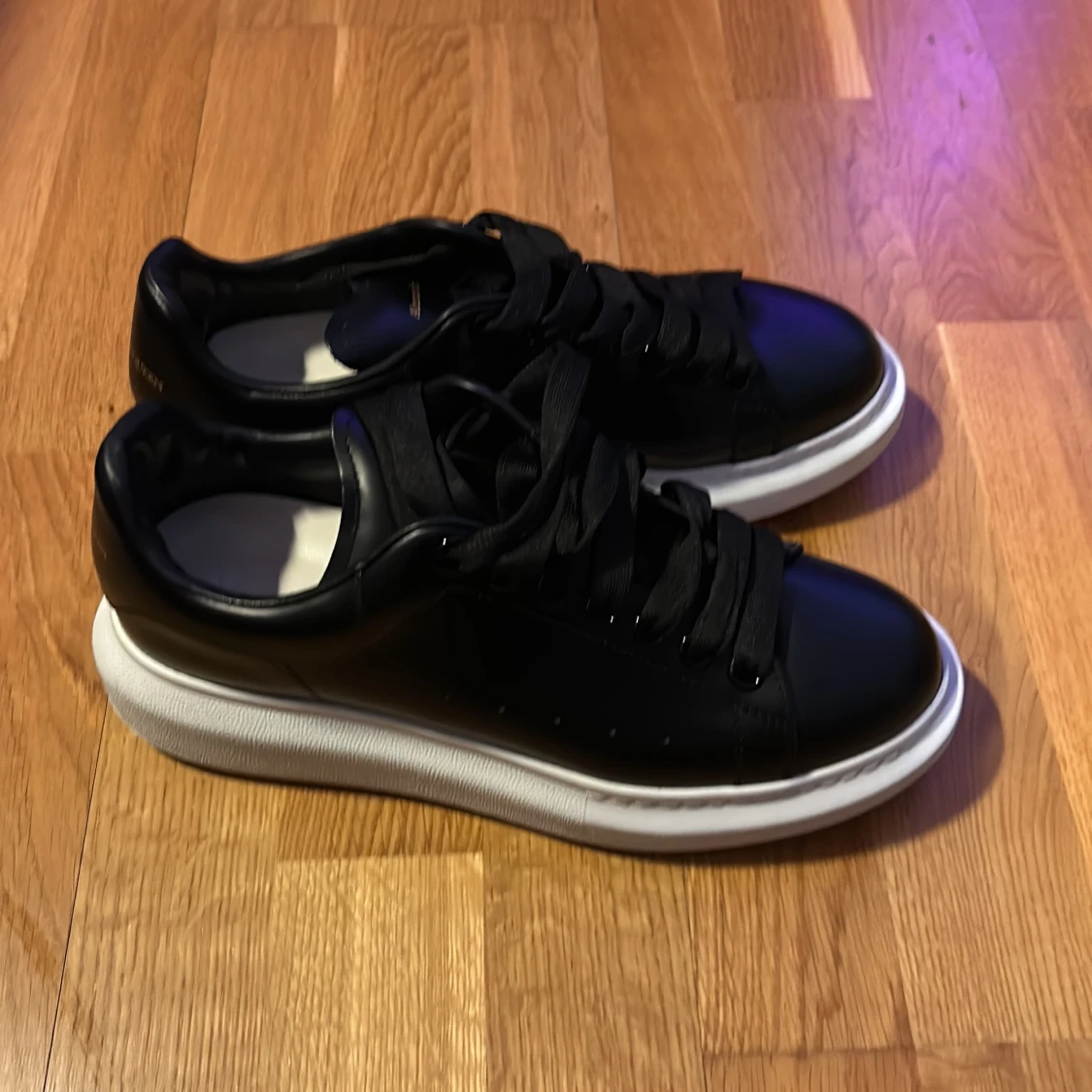Svarta sneakers från Alexander McQueen