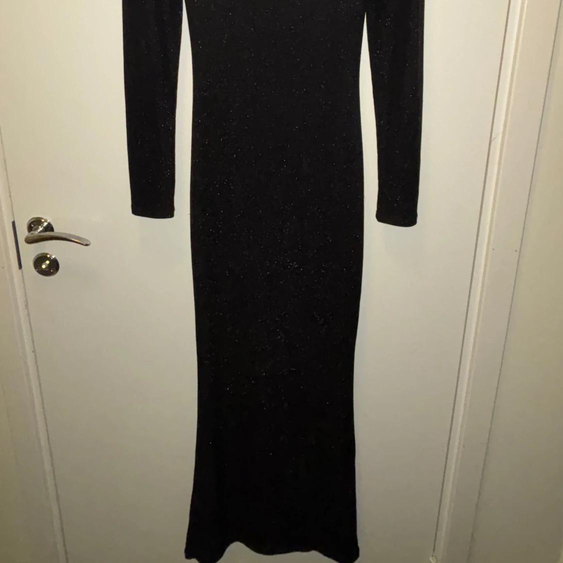 Svart glittrig långklänning - 90