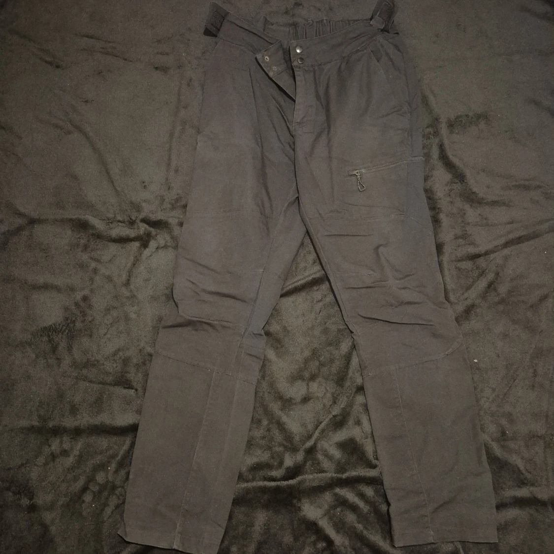 Svarta överdragsbyxor med dragkedja