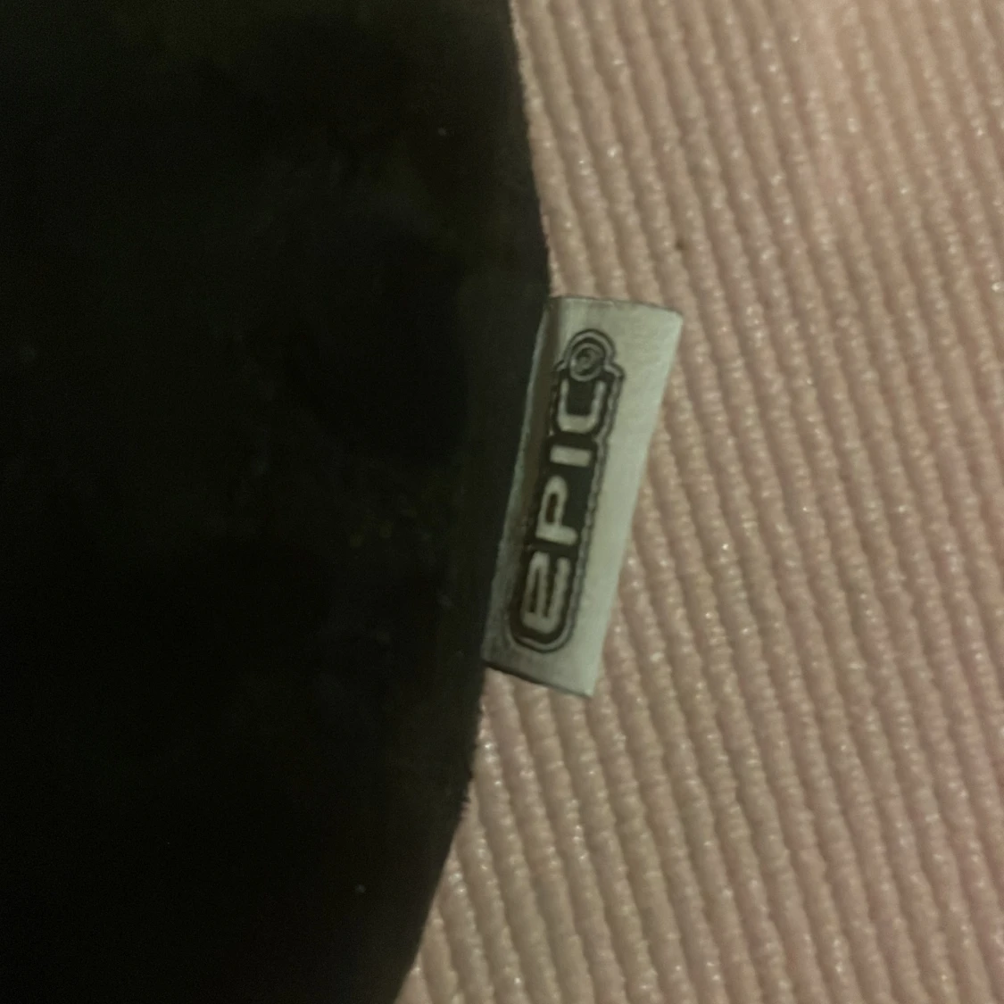 Svart nackkudde från Epic - 39