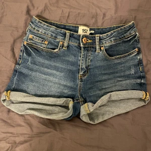 Jeansshorts - Snygga jeans shorts! Säljer då de inte kommer till användning. Från Lager157, storlek står tyvärr inte men skulle gissa på 160 då de passar mig som är 163💖Skriv gärna om du har frågor eller vill ha fler bilder💕