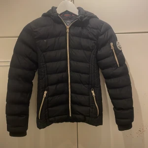 Vinterjacka  - Säljer denna fina jacka. Perfekt till vår, höst och vinter.🥰