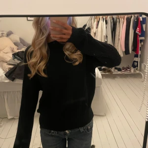 Svart stickad tröja - Svart stickad tröja i jättefint skick 🥰