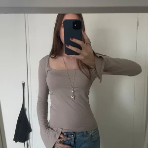 Beige  topp från Gina Tricot - Söt beige tröja med utsvängda ärmar!💖Hör av dig vid intresse eller frågor🌸
