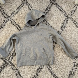Ralph lauren hoodie - Snygg raffe hoodie i riktigt bra skick skulle säga 9/10. Barn storlek 14-16 lg men skulle säga att den passar xss. Har du några funderingar är det bara att höra av dig.