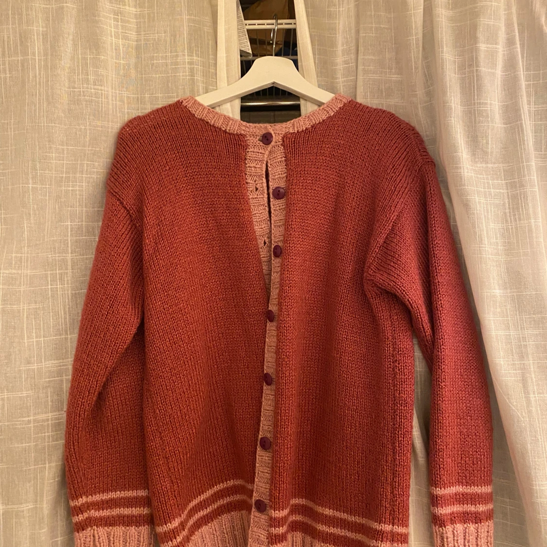 Rosa stickad kofta med knappar - 91