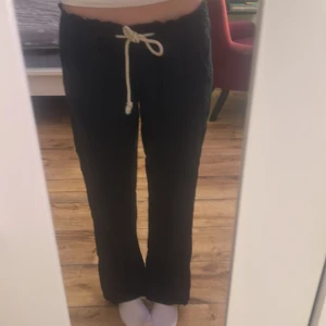 Svarta byxor från Roxy - Säljer mina linnebyxor från Roxy för dom kommer inte till användning längre. Dom köptes i somras och har använt dom 2 gånger. 