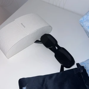 solglasögon från Prada - Prada solglasögon i mycket bra skick. Sparsamt använt utan några större repor eller liknande. One size. Box och kvitto medföljer!