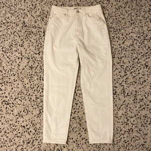 Vita jeans  - Snygga krämvita jeans från Gina Tricot 🤍Inga gräsfläckar :)