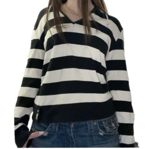 Svartvit randig hoodie - Snygg svartvit randig hoodie med långa ärmar. 