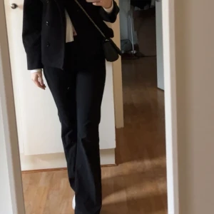 Svarta kostymbyxor - Svarta kostymbyxor från Only. Skriv privat för bättre bilder! 1 år gammal ungefär men har knappt används så legat mest i garderoben bara. NY pris 500kr säljer för 250kr! 200kr för SNABB affär!