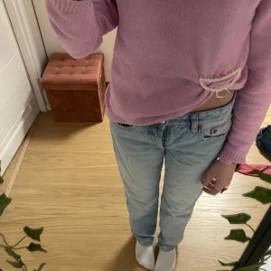 Ljusblåa jeans från Zara - Ljusblåa jeans från Zara som tyvärr inte kommer till användning💘Jeansen är straight men går in lite längst ner vid fotleden. Midjemått: 36 cm (mätt platt) Innerbenslängd: 79cm Benöppning: 20 cm (mätt platt)💘Har inga defekter större en att de är lite slitna längst ner vid fotleden💕Kontakta mig vif frågor! Pris går alltid att diskuteras💓