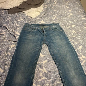 Blå jeans från Jeanslab - Snygga blå jeans från Jeanslab med klassisk femficksdesign och dragkedja. De har en rak passform och är perfekta för en avslappnad stil. Märkeslogga på baksidan.
