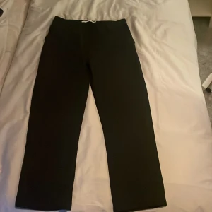 Svarta byxor kostymbyxor.(stora i storleken) - Snygga svarta byxor med hög midja och rak passform. Perfekta för en stilren look.