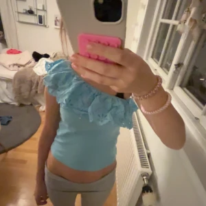 Ljusblå offshoulder topp från Zara - Jääättesöt ljusblå topp från Zara🥰🥰🥹💘 Passar strl XS💕Perfekt för sommaren!! Knappt använd. Skriv privat för fler bilder eller om ni undrar nåt🥰
