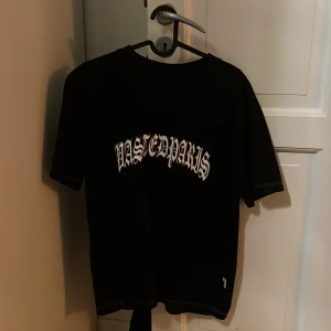 Svart t-shirt från Wastedparis - Säljer en fet svart t-shirt från Wastedparis med logga på framsidan. Perfekt för en avslappnad stil. Skriv gärna vid fler frågor!