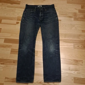 Mörkblå jeans från Acne - Säljer ett par snygga mörkblå jeans från Acne. De har en klassisk femficksdesign och är tillverkade i 100% bomull. Perfekta för en stilren look.  Ytterbenslängd: 103 cm Midja: 40 cm Benöppning: 19 cm