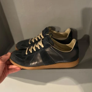 maison margiela skor  - (Intressekoll) Tjena säljer dessa tvär feta maison margiela skor i färgen marinblå ock storlek 41. Skick 11/10! Köpte dom i USA i typ USA’s motsvarighet mot Nk. Vid fundering eller annat tveka inte på att höra av dig! Box och annat ingår! Pris kan diskuteras vid snabb affär! 