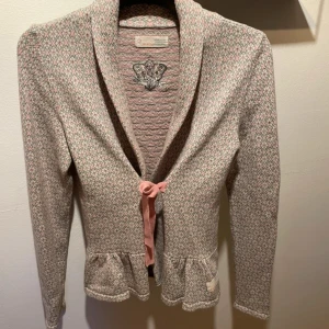 Mönstrad kofta från Odd Molly - en fin mönstrad kofta från Odd Molly i grått och rosa. Knappt använd, inga skador/märken