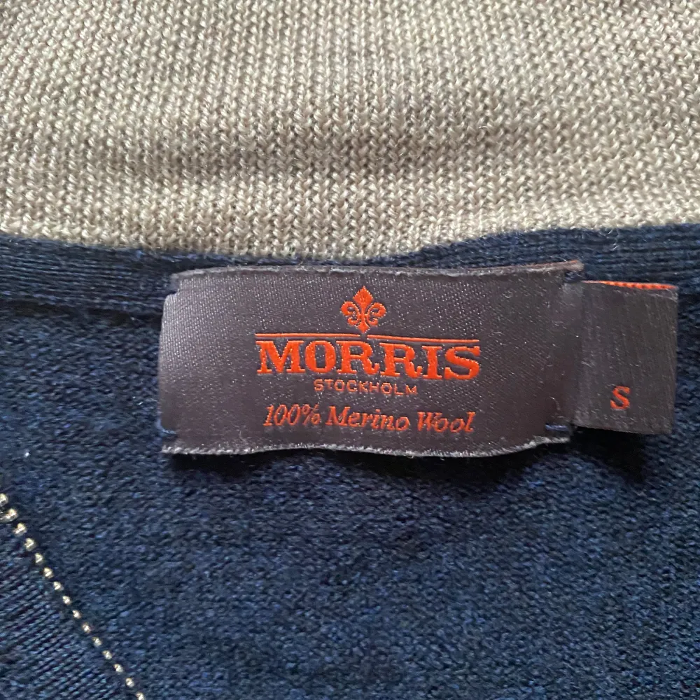Snygg mörkblå tröja från Morris i 100% merinoull. Tröjan har en dragkedja vid halsen. Står att storleken är S, men av ett misstag så har den krympt till XS. Nypris: 1799kr, mitt pris 829kr. Neuletakit & Villapaidat.