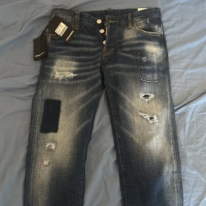 Helt nya Dsquared jeans - Helt nya dsquared jeans. Dom passar inte därför säljs dom. Dom är storlek 42 tar emot byten