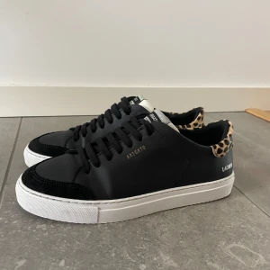 Axel arigato sneakers - Sneakers från axel arigato i storlek 40. Väldigt fint skick och använda endast ett fåtal gånger😃😃
