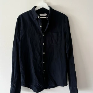 Linne skjorta svart - Riktigt snygg skjorta från Dressmann! Hör av er vid fler frågor!