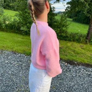 Stickad tröja - Väldigt fint skick sparsamt använd, storlek L/Xl men skulle säga att den är mer som än S/M beroende hur man vill att den ska sitta, passar bra på mig som är M🌸